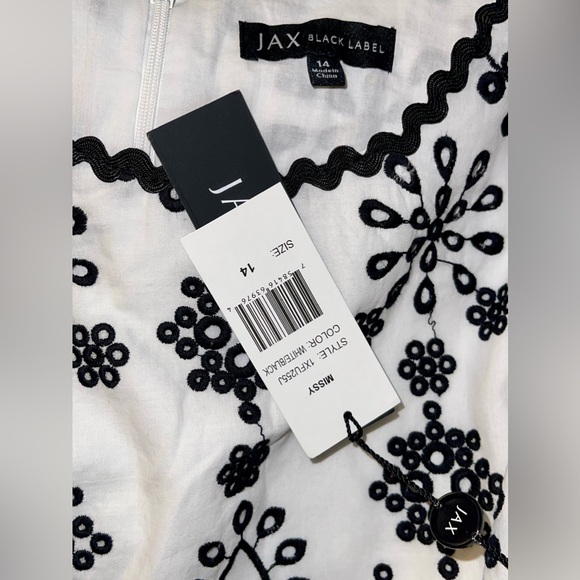 NWT Jax Black Label White and Black embroidered Dress.  Size 14 - Picture 7 of 7